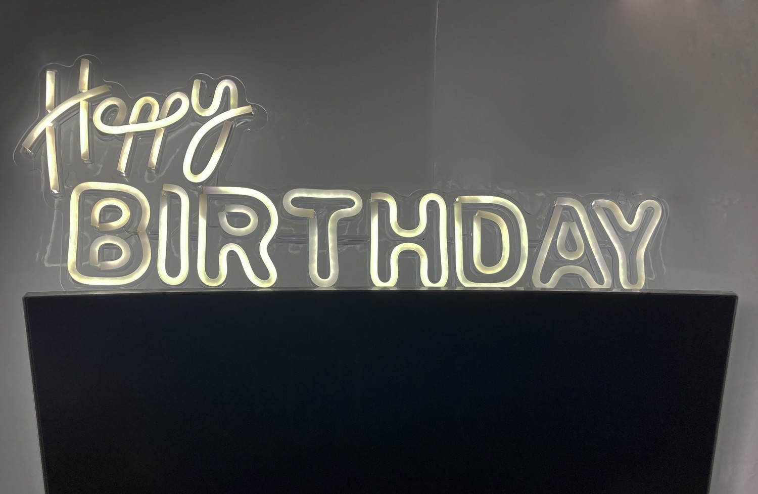 Boldog születésnapot megvilágított LED tábla a falon